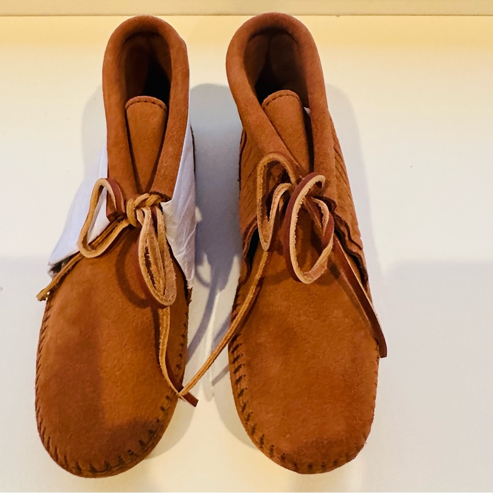 NWT Minnetonka Classic Fringe Boot